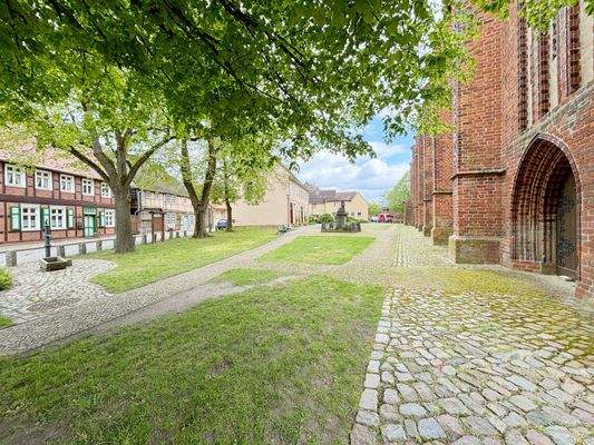 Kirchplatz vor dem Haus