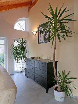 Sideboard und Ausgang zum hinteren Balkon