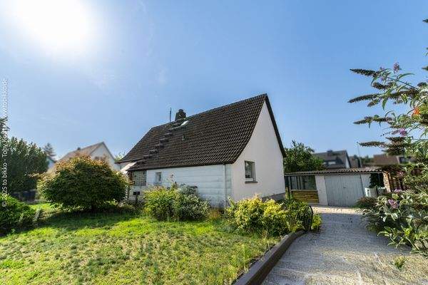 Hausansicht mit Garage