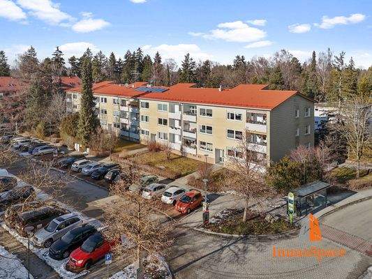 Blick auf das Mehrparteienhaus und die Nachbarschaft