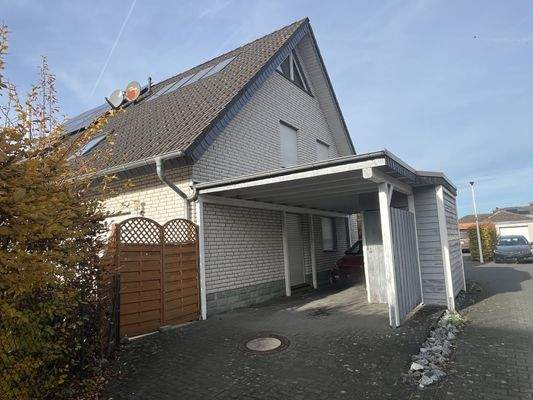 Seitenansicht mit Carport