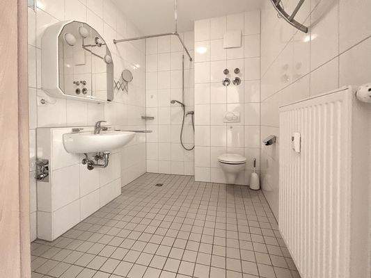 Badezimmer mit Dusche