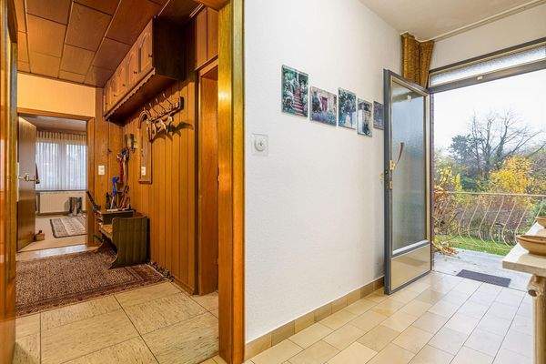 Hauseingang und Eingang EG-Wohnung