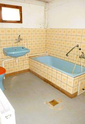 14 Bad mit Wanne, WC, WT.JPG