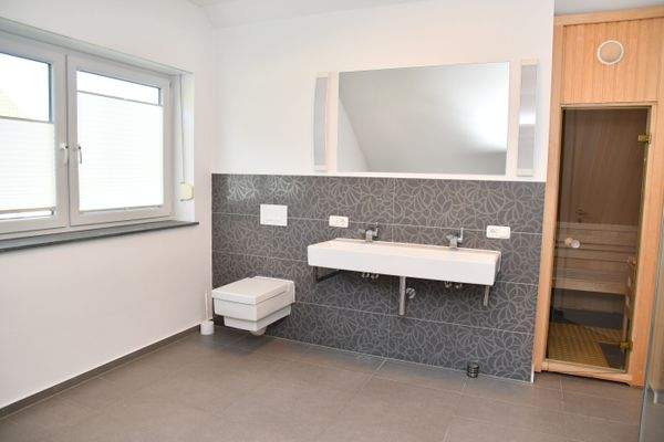 Bad mit Dusche+Wanne+Sauna