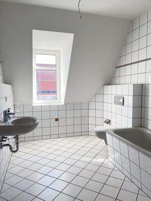 Bad mit Wanne+Anschluss WM