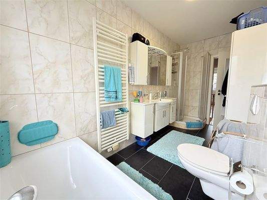 Bad mit Fenster, Badewanne und Dusche