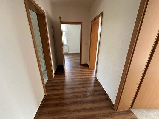 Leerer Flur mit Holzboden