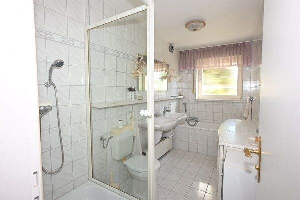 Tageslichtbad mit Dusche und Wanne