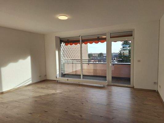 Helles Wohnzimmer mit Balkon