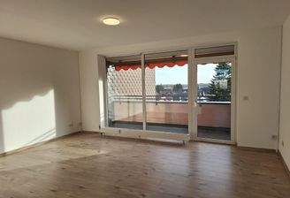 Helles Wohnzimmer mit Balkon