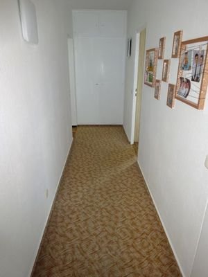 Flur andere Perpektive mit Einbauschrank.