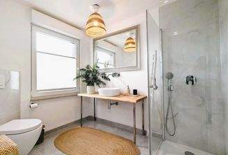 Modernes Bad mit großer Dusche und Waschtisch