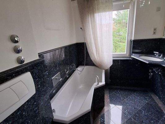 Badezimmer im 1.OG mit Badewanne