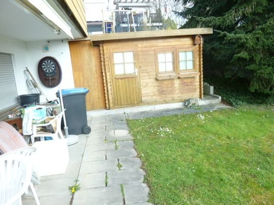 Terrasse Gartengeschoss mit Gartengerätehäuschen