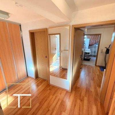 Flur mit Spiegel und Türen