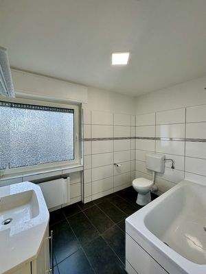 Tageslichtbad mit Wanne