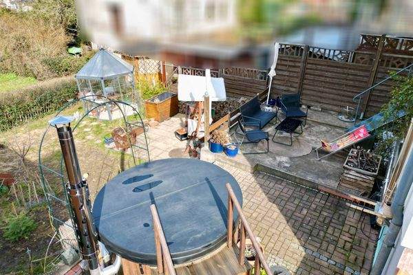 Seitlicher Blick auf den hinteren Grundstücksbereich