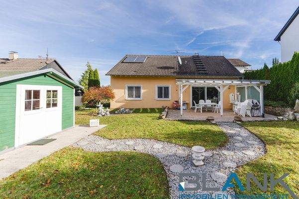 Grüner Hinterhofgarten