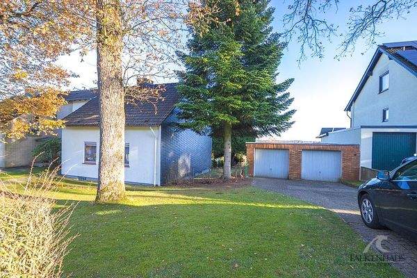 Zwei Garagen und drei Stellplätze direkt davor