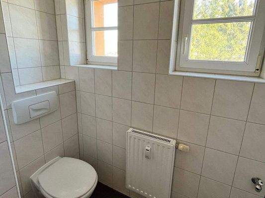 seperates WC mit Fenster &amp; Waschmaschinenanschluss