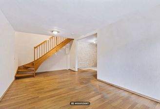 Wohnzimmer und Treppe