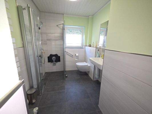 Bad mit begehbarer Dusche NEU.jpg