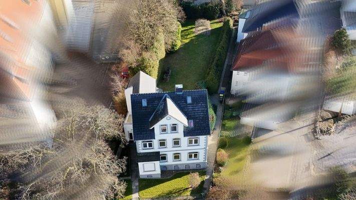 ... mit großzügigem Grundstück