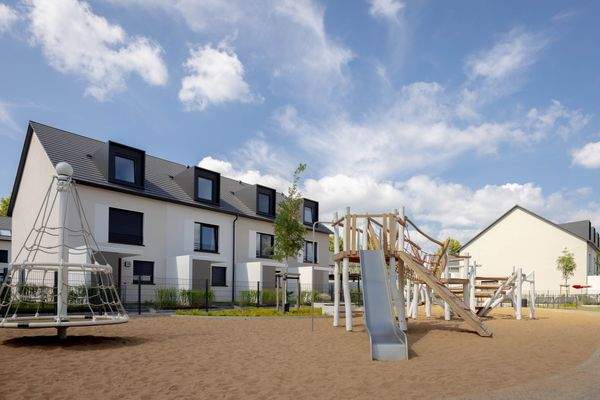 04_145 m__Familienglück_Spielplatz Zusatz