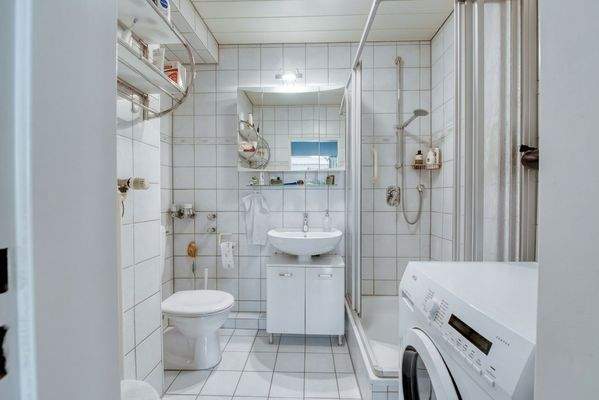 Bad mit Dusche &amp; WM