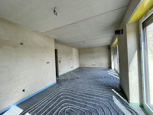 Blick aus der Küche in das Wohnzimmer