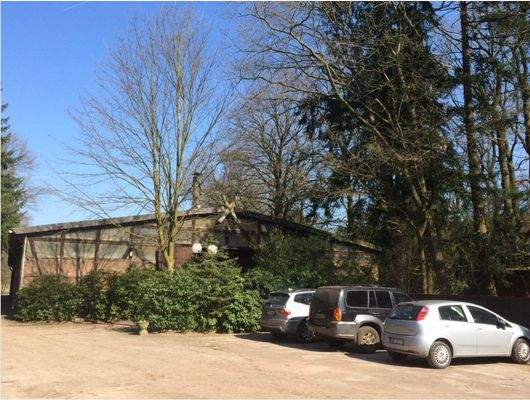 Parkplatz mit kleiner Halle