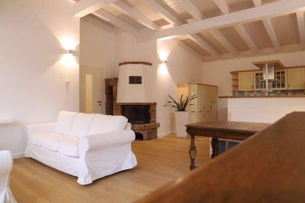 Offene Wohnbereich mit Kamin