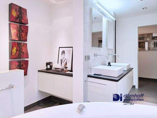 Badezimmer mit Dusche und Eckwhirlpoolwanne