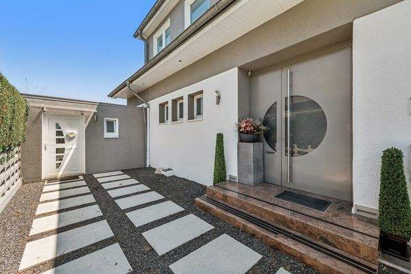 Repräsentative Vorderansicht -  Hauseingang und Einliegerwohnung