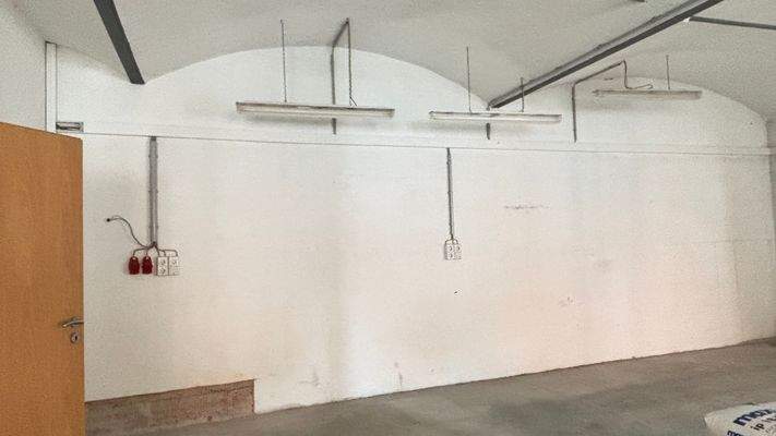 Werkstatt m. Beleuchtung u. Starkstrom