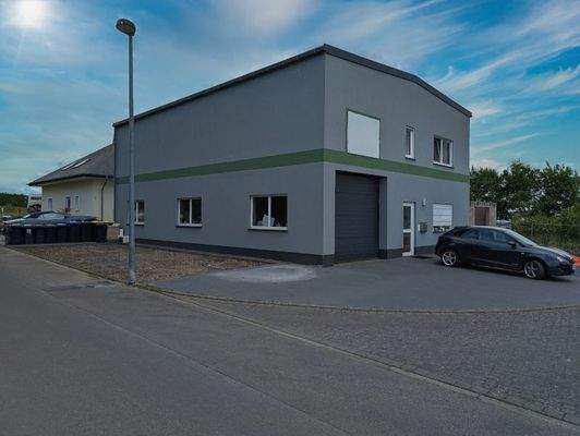 Halle Blickrichtung Hallentor_min.jpeg