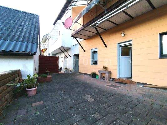 Terrasse mit Markise und Photovoltaikanlage am Balkon