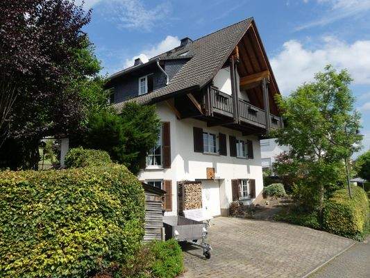 Frontansicht mit Einfahrt