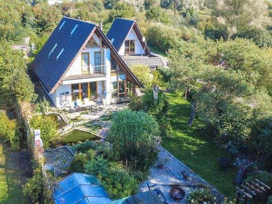 Rechts das Nebenhaus mit Garage und Einliegerwohnung