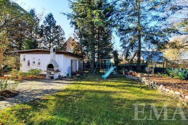 Garten mit massivem Nebengelass