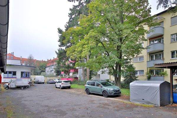 Stellplatz hinter dem Haus