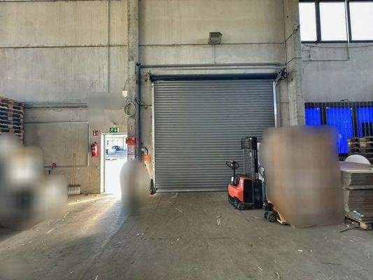 Rolltor und Zugang Innen