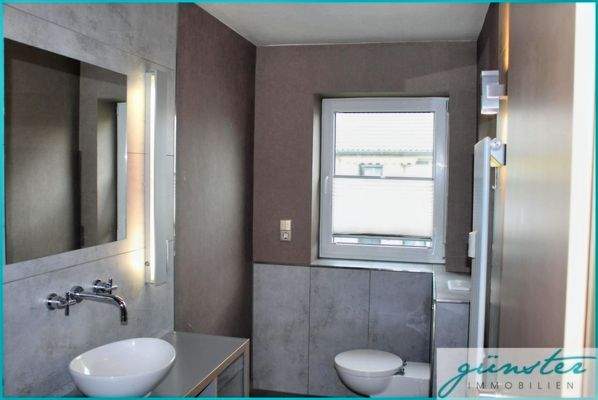 Modernes Gäste-WC  im Obergeschoss