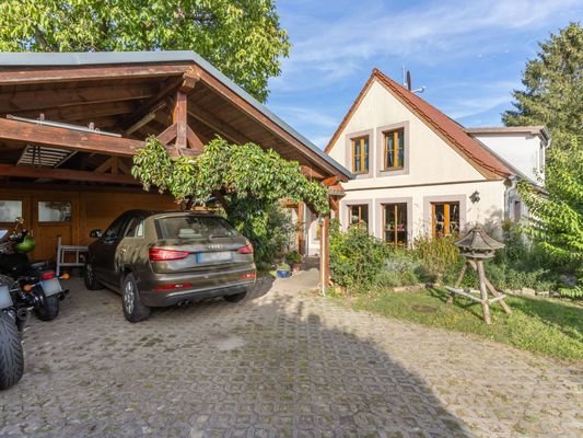 Ansicht mit Garage