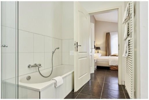 Badezimmer mit Wanne & Dusche