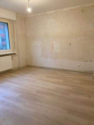 Zimmer mit Fußboden in Holzoptik.