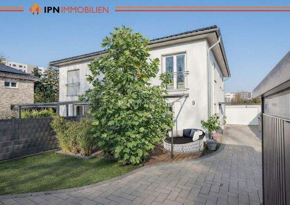 Hausansicht mit Einfahrt, Stellplatz und Garage