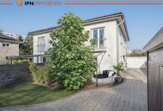 Hausansicht mit Einfahrt, Stellplatz und Garage