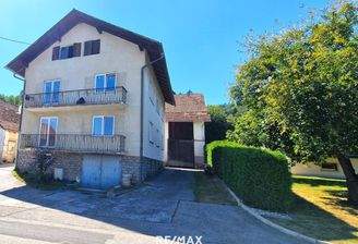 Sicht zur Garageneinfahrt